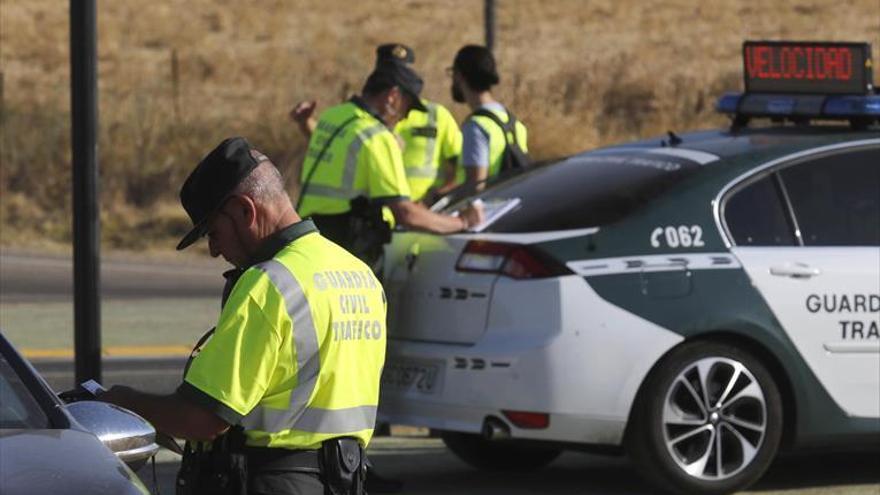 La Guardia Civil identifica a dos jóvenes que se grabaron mientras conducían de forma temeraria