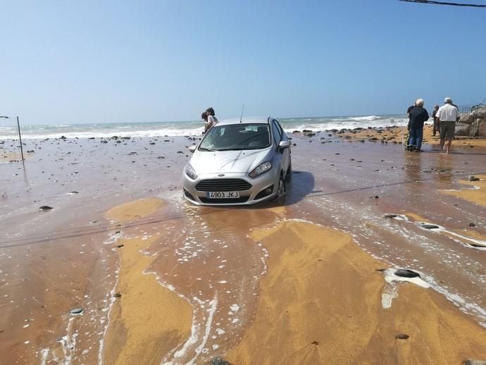 Unos turistas entran con el coche a la playa de Taurito y se queda enterrado en la arena