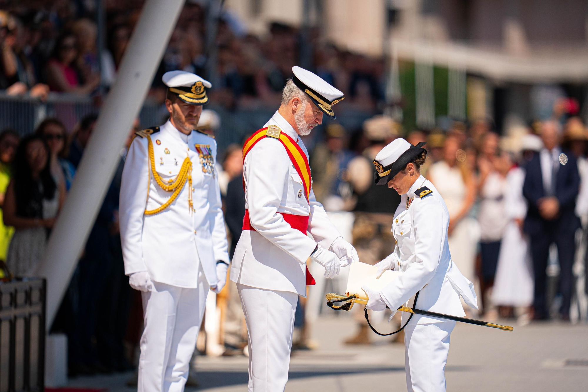 Leonor recibe de manos de Felipe VI la Gran Cruz del Mérito Naval en Marín