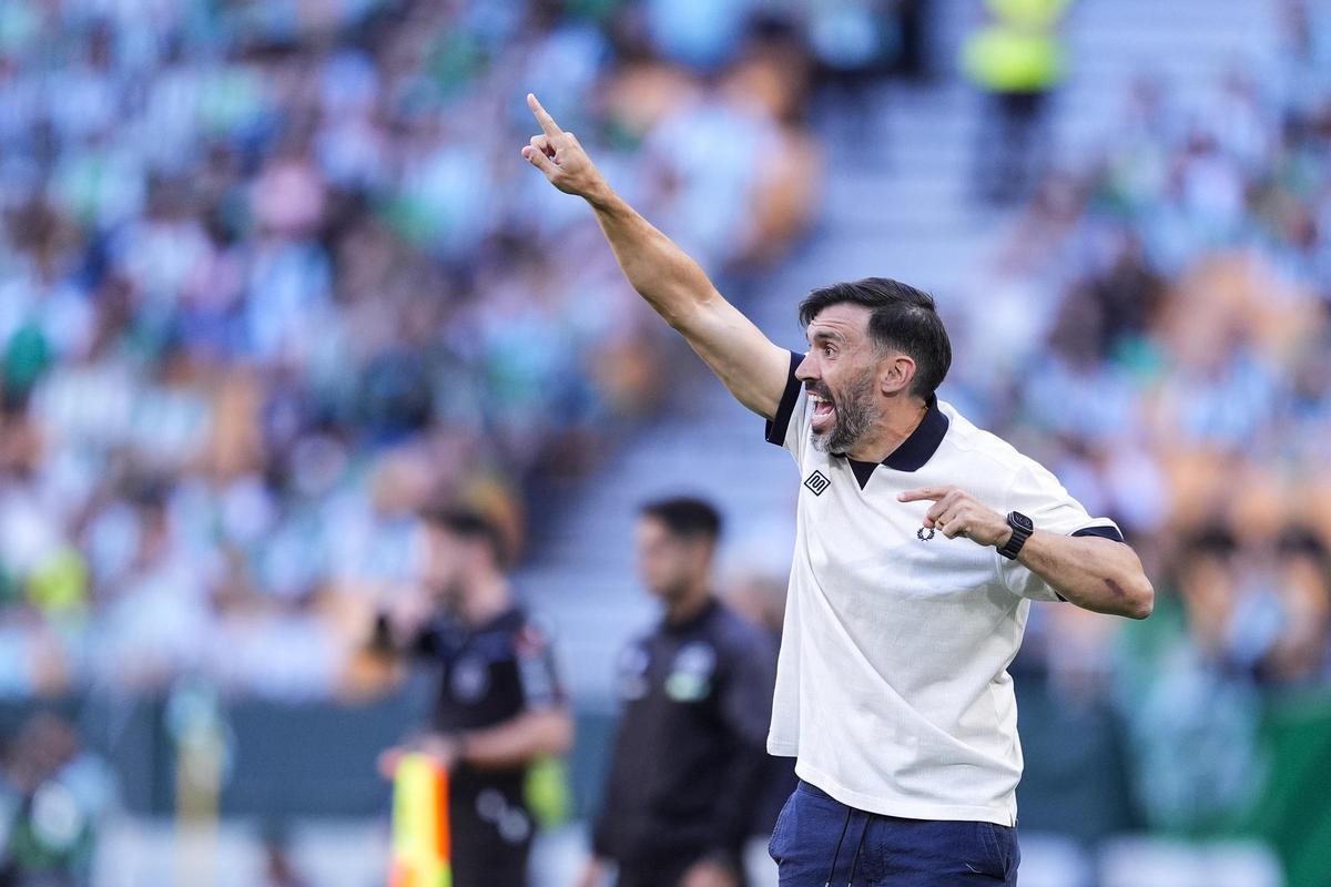 Eder Sarabia da indicaciones a sus futbolistas en La Cartuja, el pasado martes.