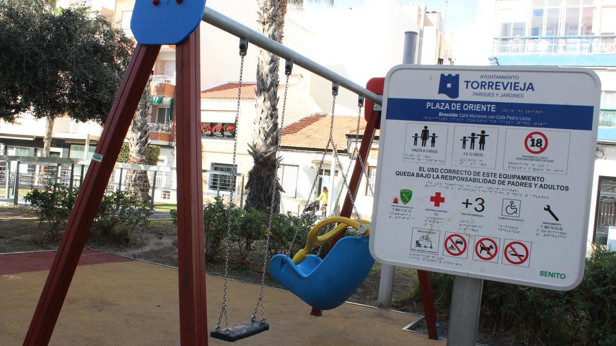 Cartelería en los nuevos parques infantiles en la que las empresa insta a llamar a la Guardia Civil -no a la Policía Local- en caso de emergencia
