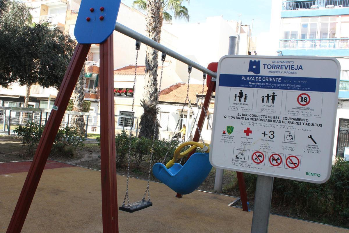 Cartelería en los nuevos parques infantiles en la que las empresa insta a llamar a la Guardia Civil -no a la Policía Local- en caso de emergencia