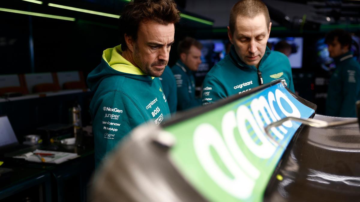 Fernando Alonso revisa el coche de Aston Martin en el box
