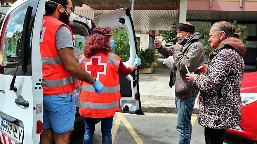 Distribució d&#039;aliments a persones sensesostre a Girona.