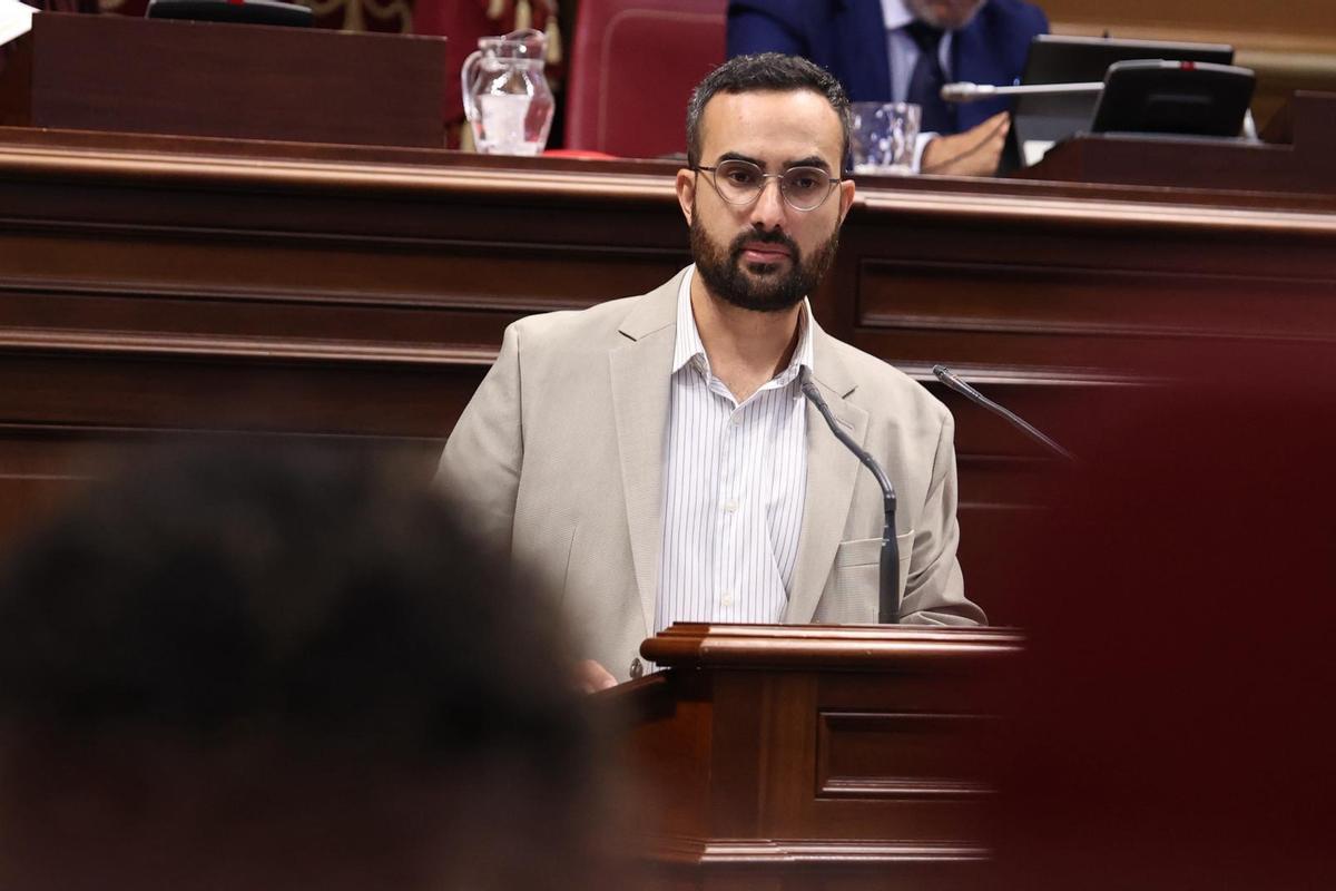 El diputado de AHI Raúl Acosta durante su intervención en el Parlamento de Canarias.