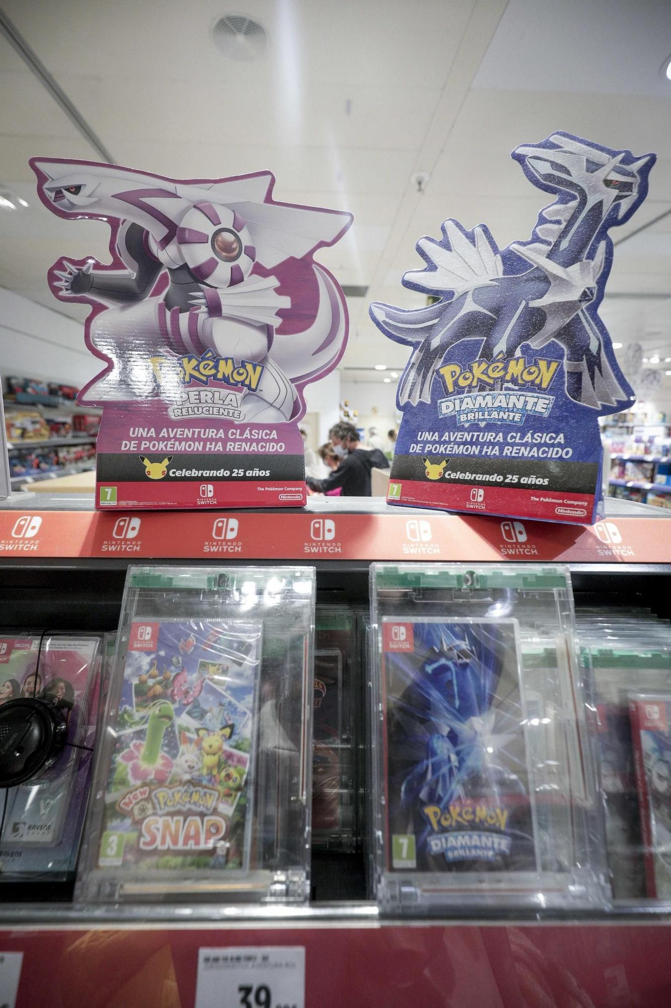 Arriba, dos de los videojuegos más pedidos en El Corte Inglés, ambos del mundo Pokémon