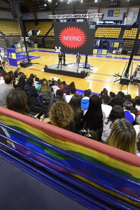 La diputada Carla Antonelli, con estudiantes de Secundaria en el Centro Insular de Deportes