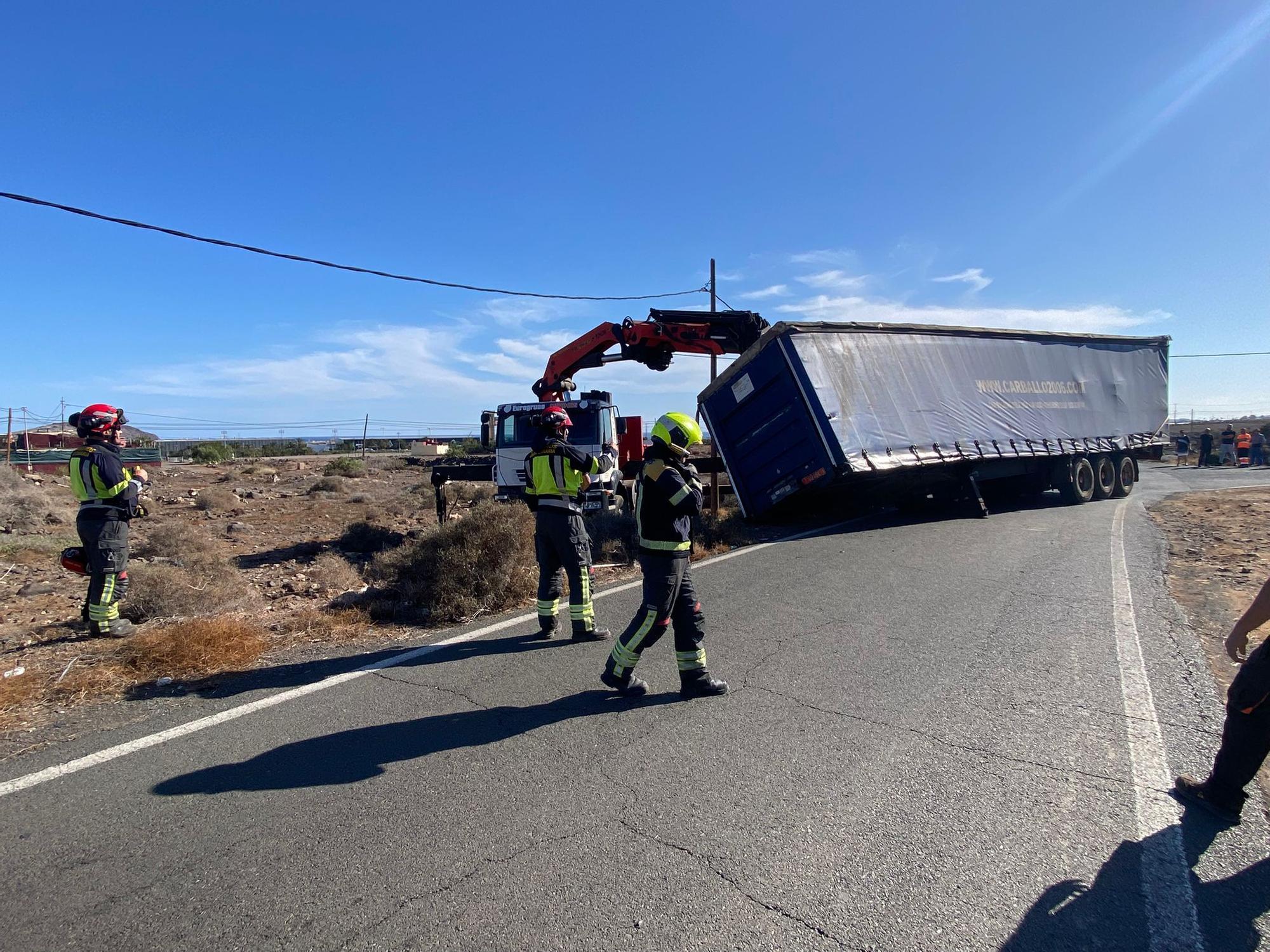 Aparatoso vuelco de un camión plancha en Gran Canaria