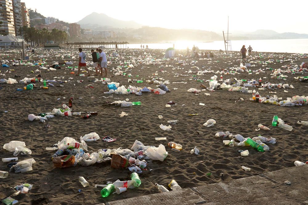 Así amanecen las playas malagueñas después de la noche de San Juan