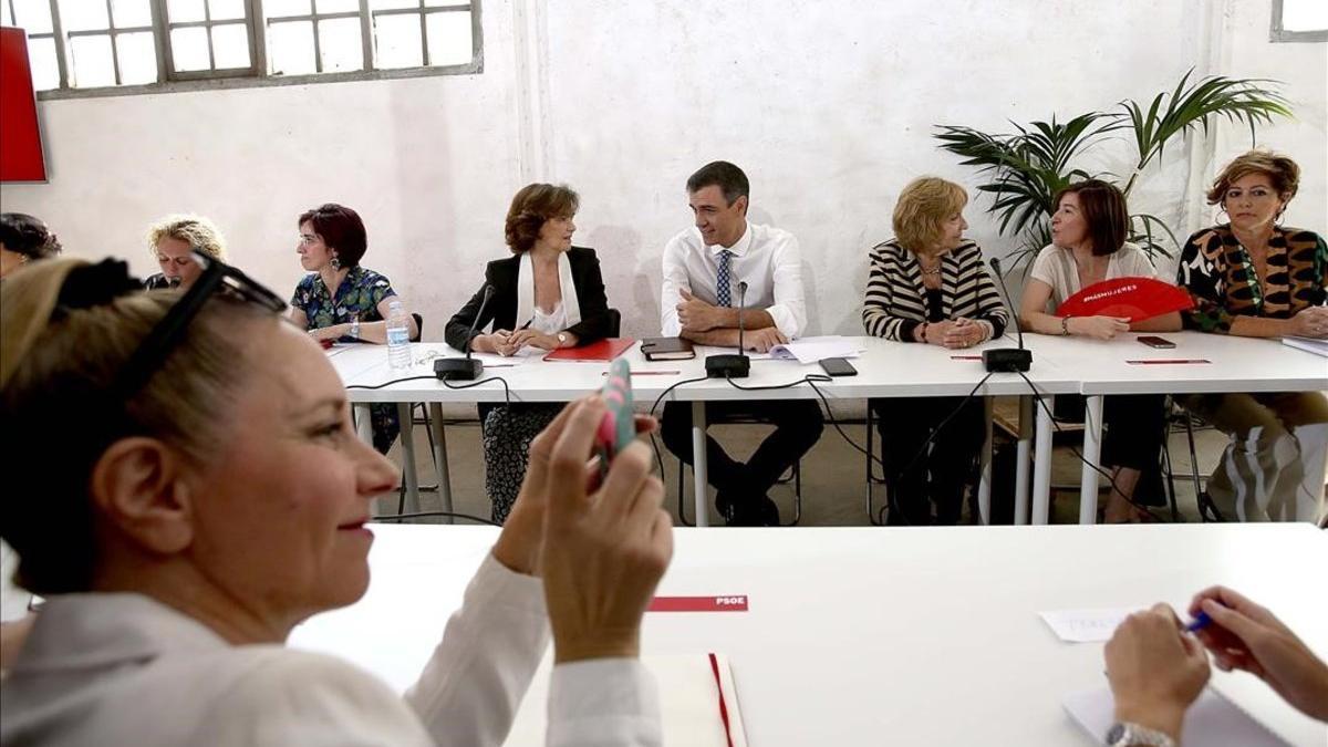 Pedro Sánchez y Carmen Calvo en una reunión con asociaciones de Igualdad