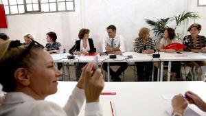 Pedro Sánchez y Carmen Calvo en una reunión con asociaciones de Igualdad.