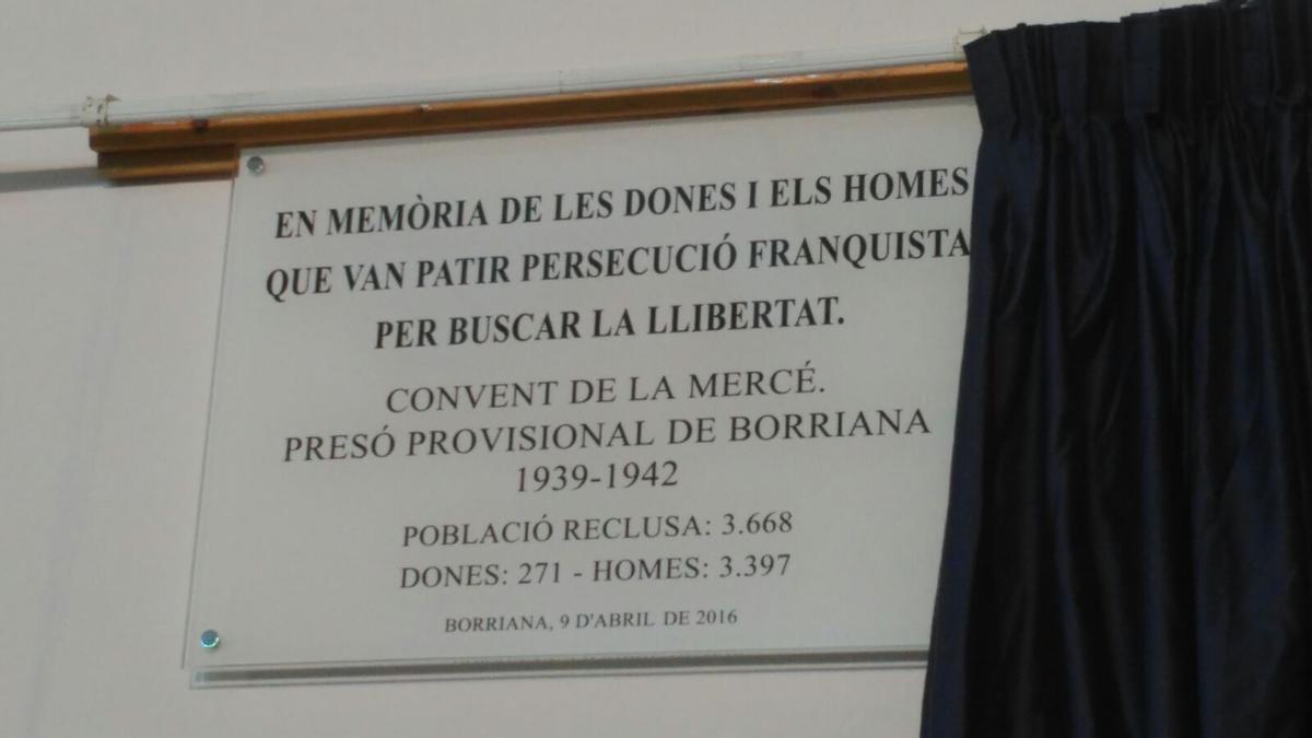 Imagen de la placa retirada en el Centre Municipal Cultural la Mercè de Burriana.