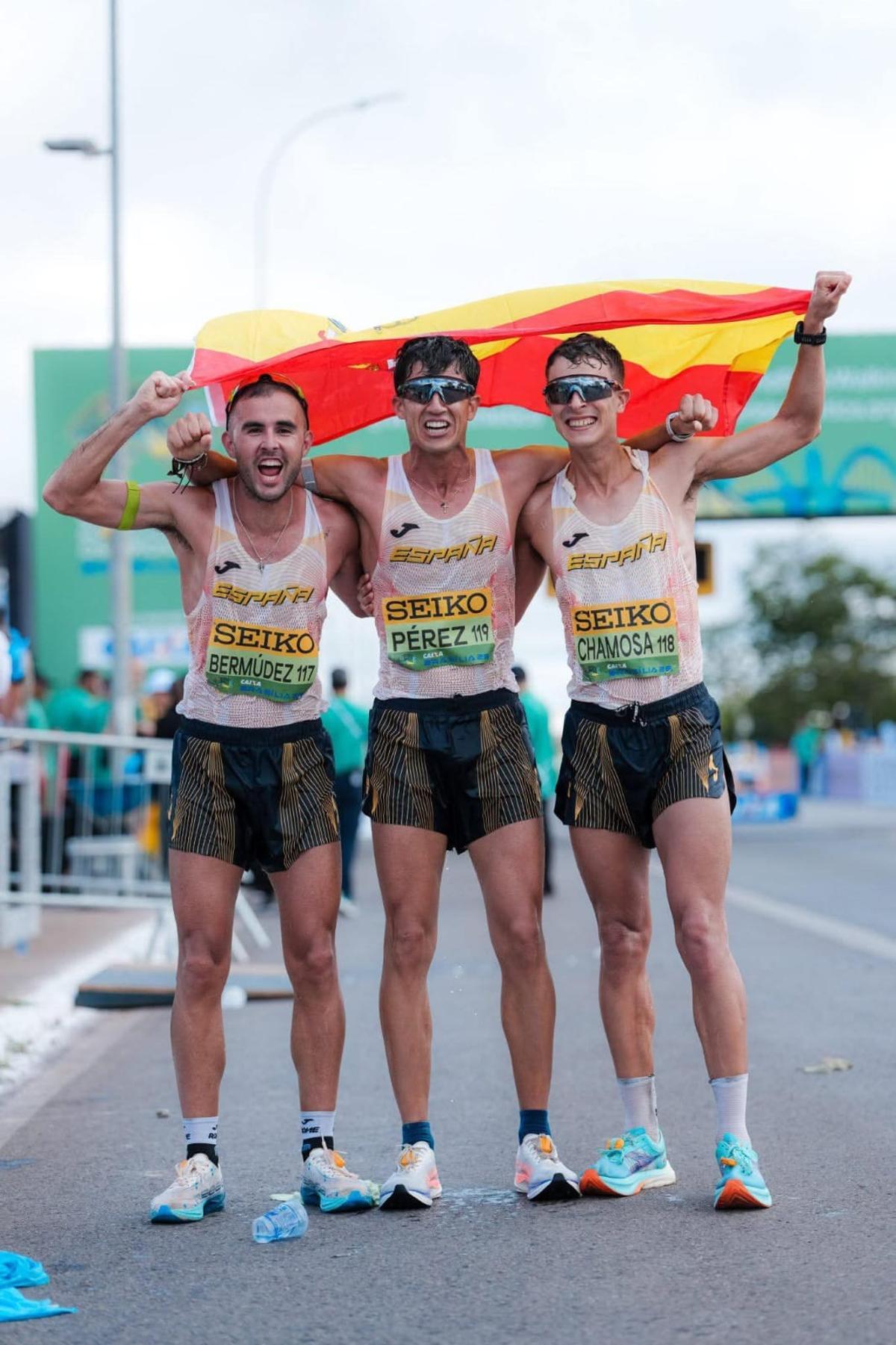 Manu Bermúdez, José Manuel Pérez y Daniel Chamosa, de izquierda a derecha, celebrando la medalla de bronce en el Mundial por equipos