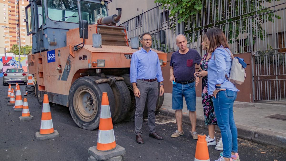 El edil de Servicios Públicos, en una de las calles que se están asfaltando.