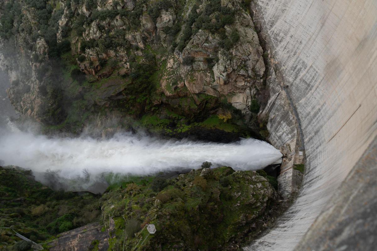 Suelta artificial de caudal del Tormes desde el aliviadero inferior de la presa de Almendra