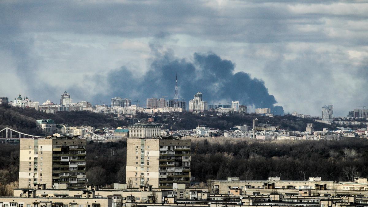 Una columna de humo sobre Kiev, en otra jornada de bombardeos.