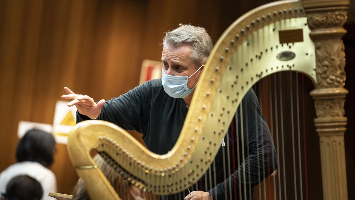 Alexander Liebreich durante su ensayo con la OV antes del concierto en la Lonja.