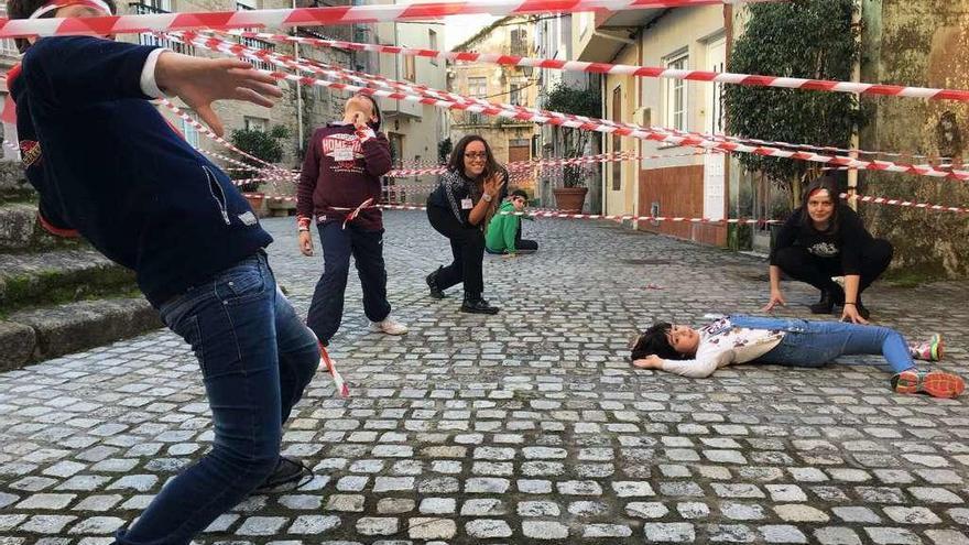 Niños participantes en la experiencia de Rianxo ocupan con cintas el espacio de A Praciña.