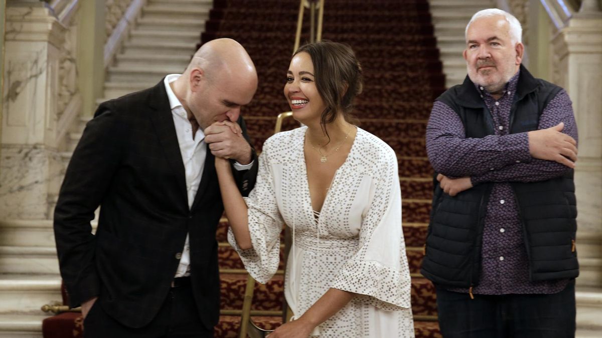 El tenor Michael Fabiano, la soprano Nadine Sierra y el director musical Marc Minkowski, en el vestíbulo del Gran Teatre del Liceu.
