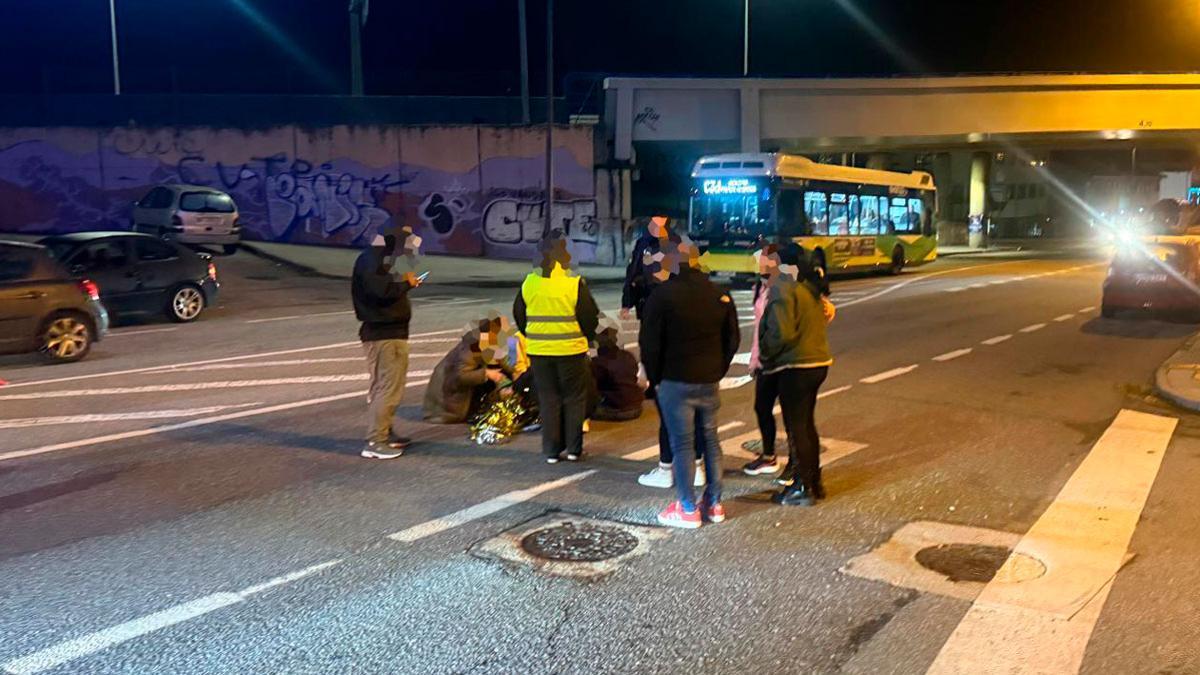 La joven, en el asfalto.