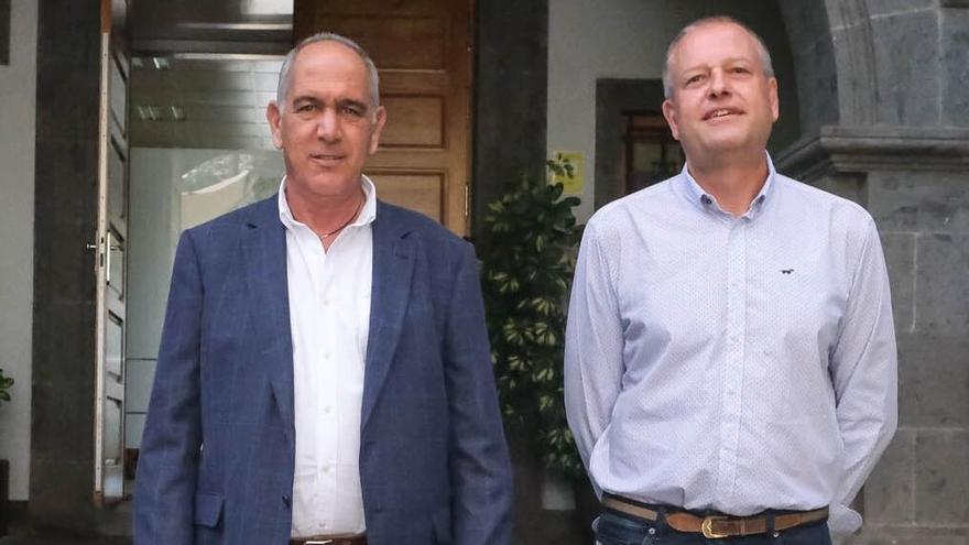 Sergio Nuez y José Agustín Arencibia, delante de las oficinas municipales de Teror.