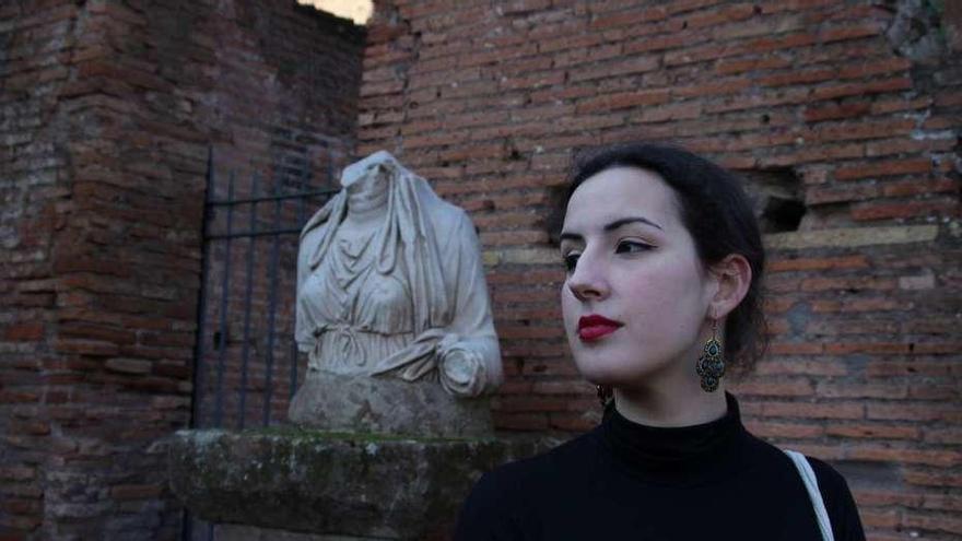 Dalia Alonso Secades, ganadora del &quot;Jovellanos&quot; de poesía, en Roma.