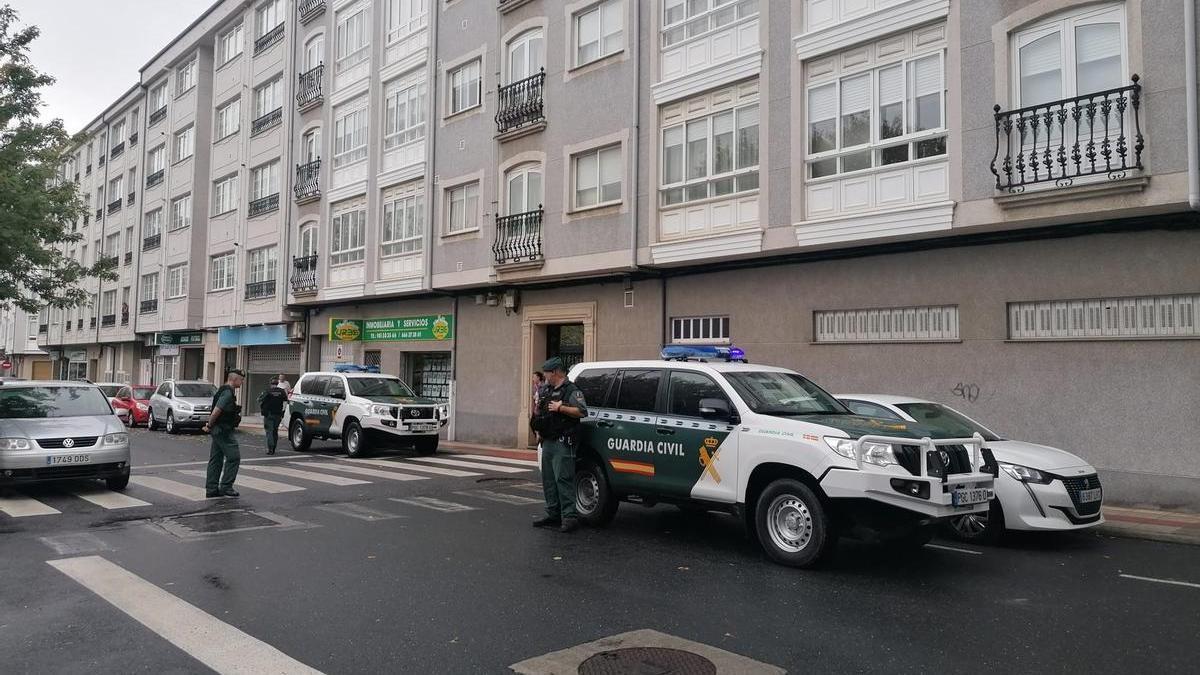 La Guardia Civil registra el domicilio en Narón del detenido por el crimen de Elisa Abruñedo.
