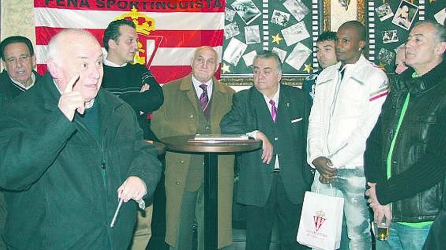 El páter Fernando Fueyo, en primer término, durante la bendición de la nueva peña rojiblanca.