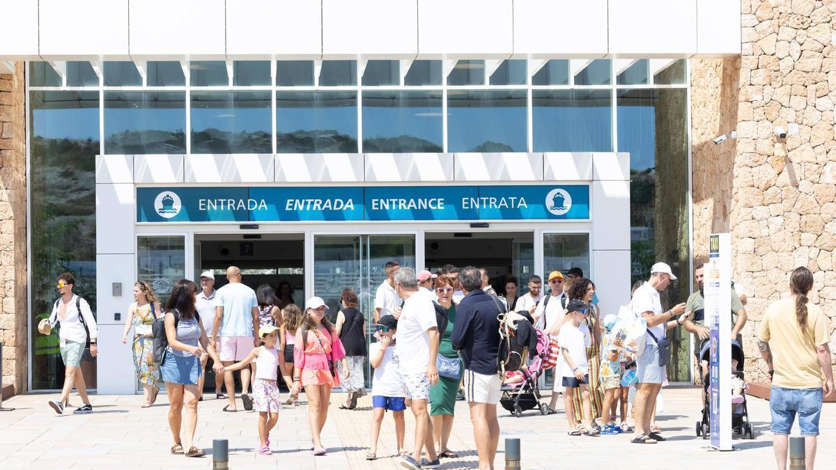 Cruceristas saliendo del puerto para conocer la ciudad de Ibiza