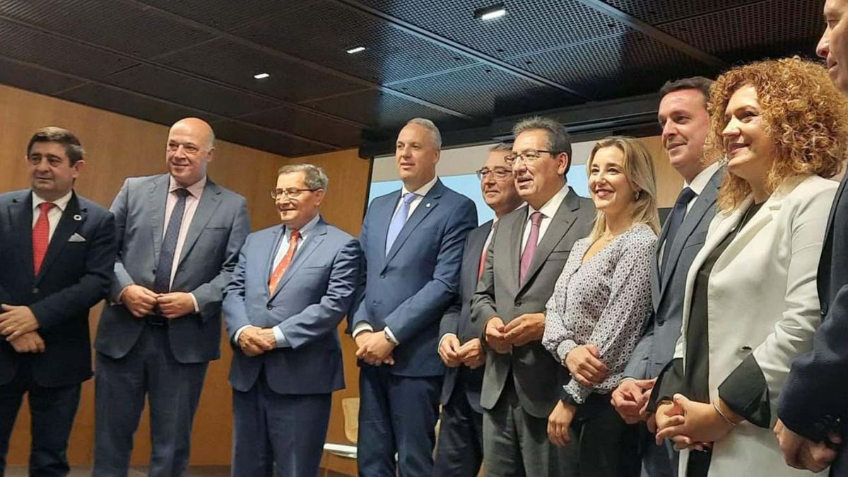 Presidentes de las diputaciones, con Antonio Pulido (6i). El cordobés Antonio Ruiz, segundo por la izquierda.