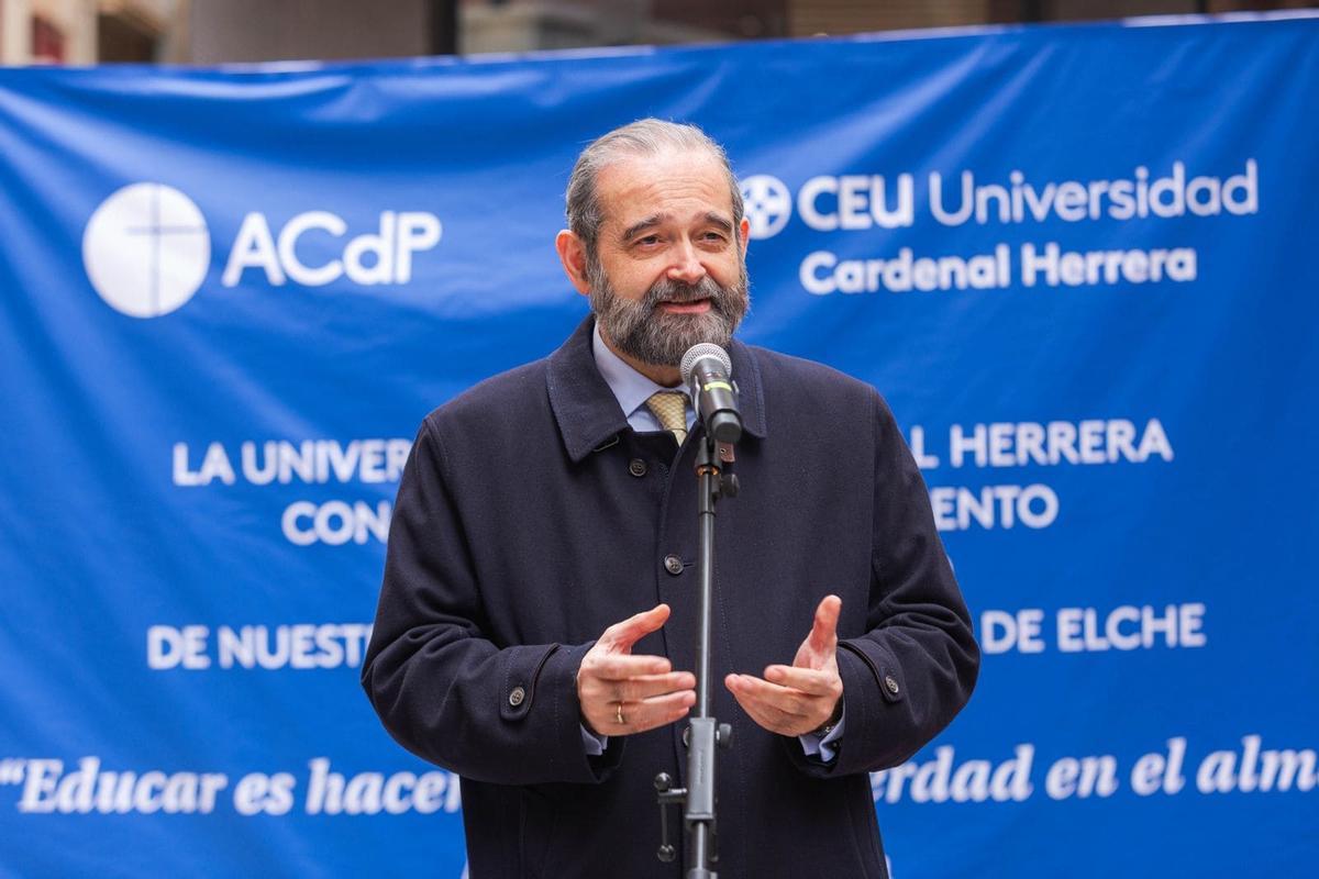 Alfonso Bullón de Mendoza señaló que la institución académica lleva «32 años creciendo de la mano de Elche»