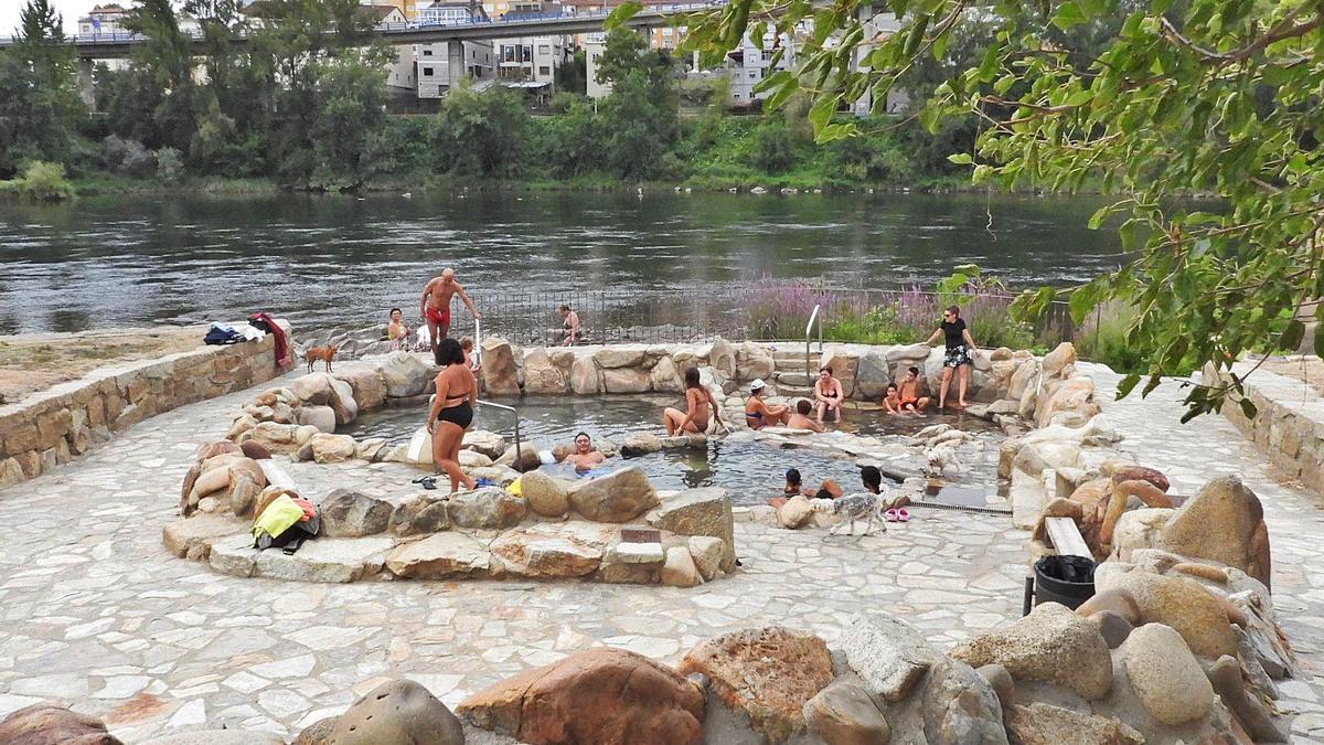 Turistas y vecinos reclaman la reapertura de las termas: “Esto es precioso;  ¿por qué no lo abren?” - Faro de Vigo