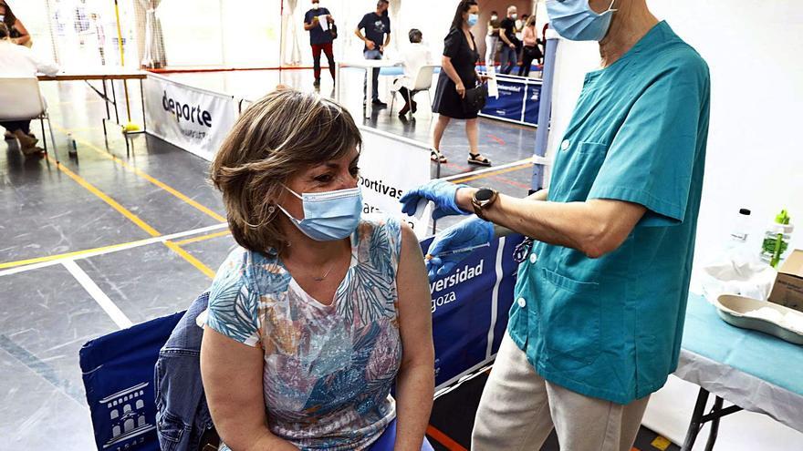 Una mujer recibe la vacuna en una jornada de vacunación masiva con Janssen en la Universidad de Zaragoza.