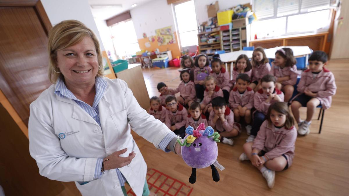 Marisa Fernández, en clase con sus alumnos, enseña a "Mutis".