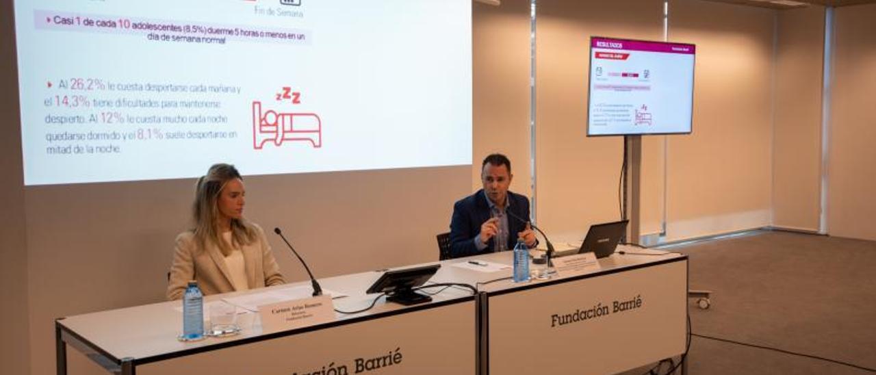 La directora de la Fundación Barrié, Carmen Arias Romero, y el responsable científico del estudio, el profesor de la Universidade de Santiago (USC) Antonio Rial Boubeta, en la presentación del estudio, en A Coruña.  | // CASTELEIRO/ROLLER AGENCIA