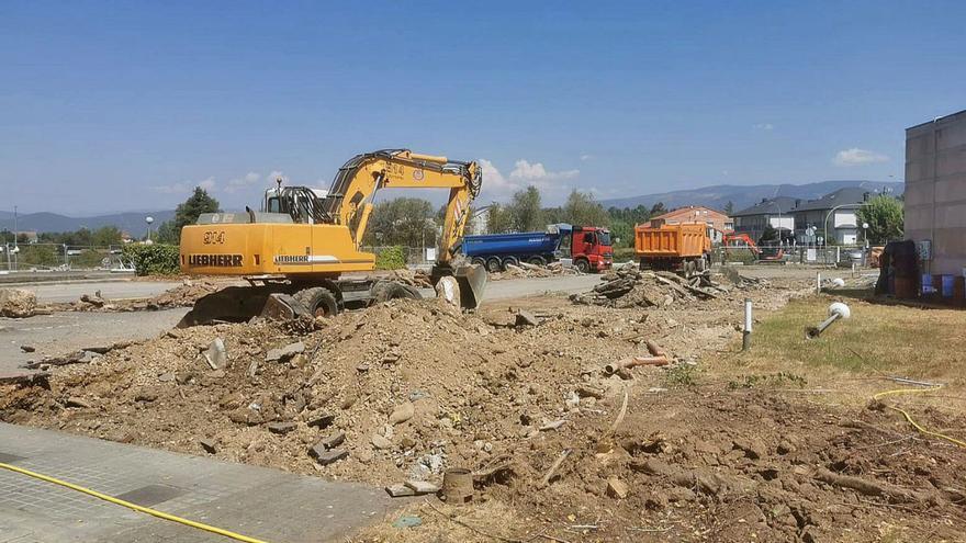 Las excavadoras trabajando en el recinto del que será el nuevo edificio de urgencias. |   // FDV