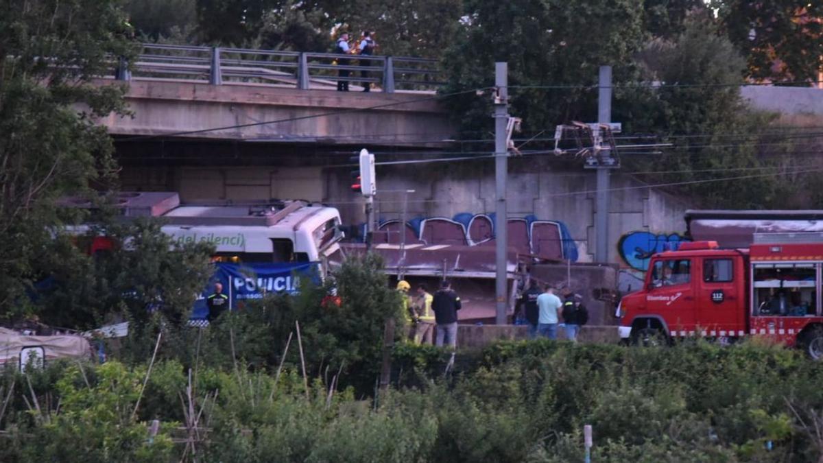 Els serveis d’emergències actuant al lloc dels fets, a la sortida de l’estació de Sant Boi de Llobregat | ALEX GUERRERO