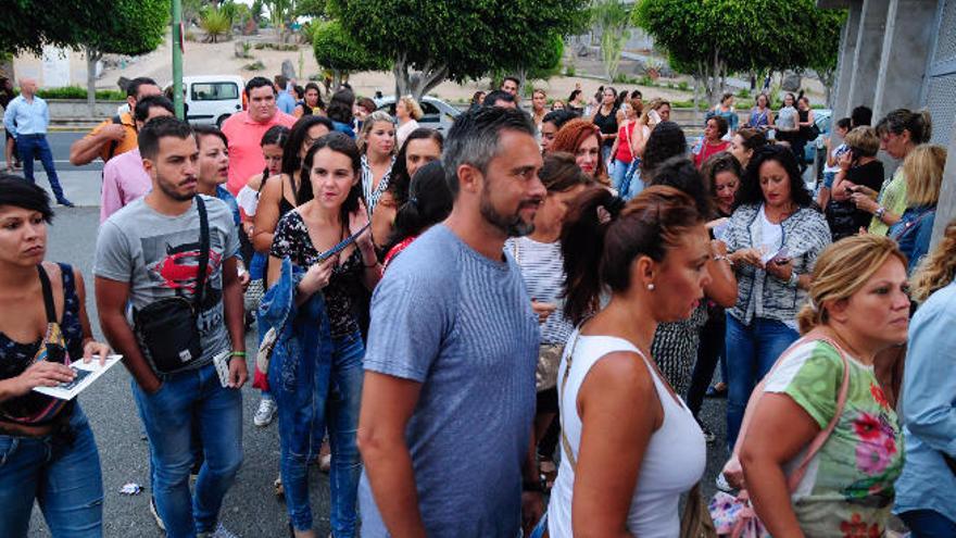Decenas de espectadores entran en el Anexo del Estadio de Gran Canaria, para acudir a la tribuna y al patio, del concierto de Alejandro Sanz, ayer.