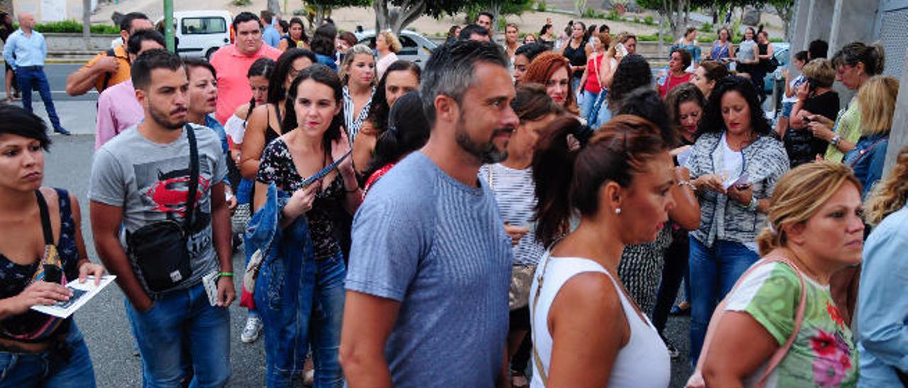 Decenas de espectadores entran en el Anexo del Estadio de Gran Canaria, para acudir a la tribuna y al patio, del concierto de Alejandro Sanz, ayer.