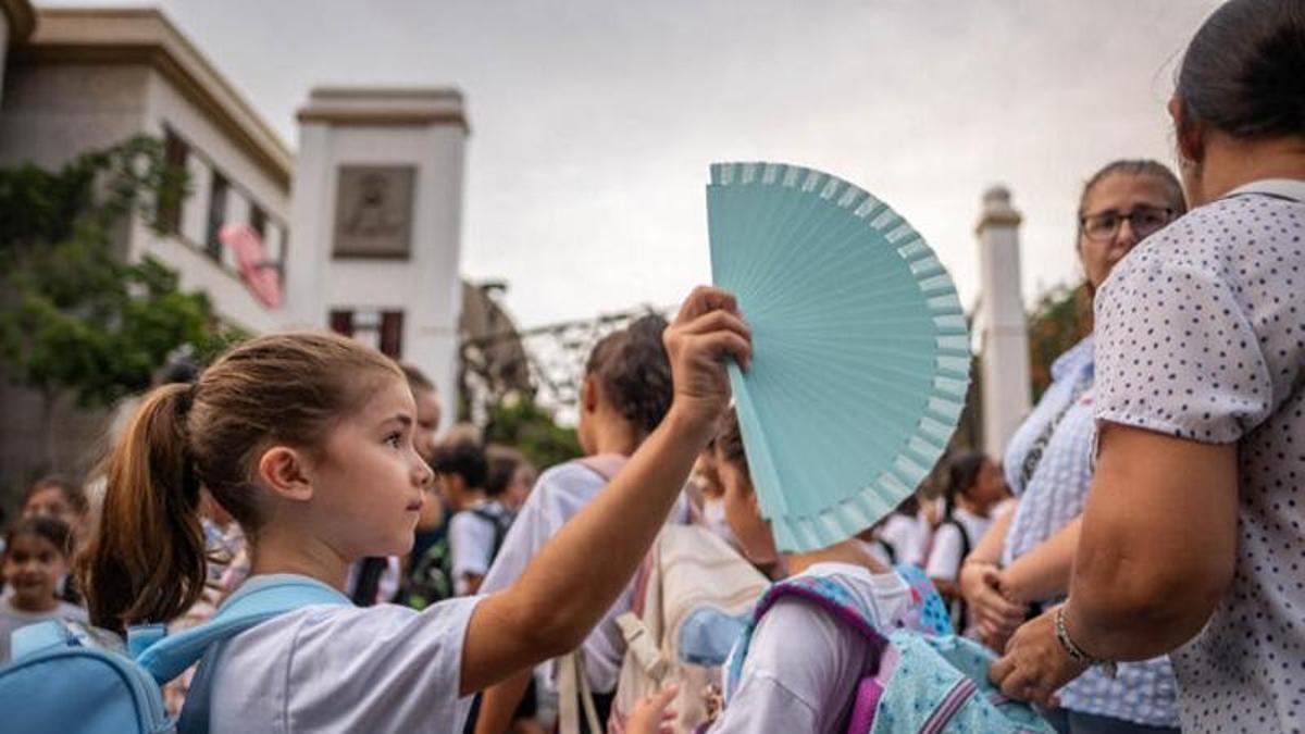 Una alumna de un colegio ubicado en Santa Cruz durante una ola de calor. F