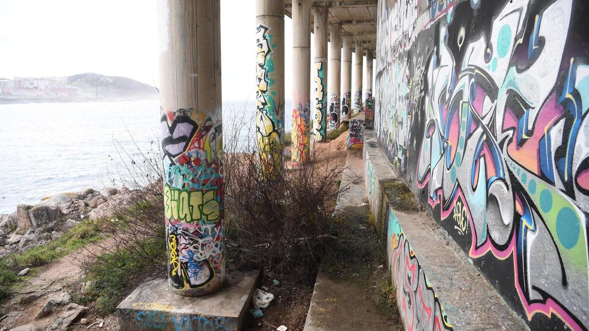 Soportales bajo el paseo marítimo junto a la finca de los Mariño.