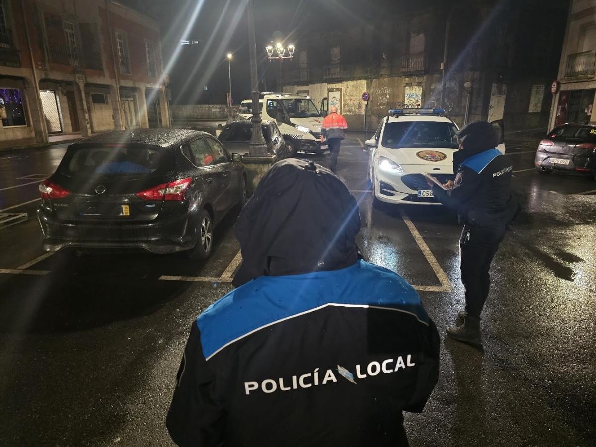 Retirada de vehículos en la zona del mercado ambulante de Vilagarcía durante el montaje de los puestos. Retirada de vehículos en la zona del mercado ambulante de Vilagarcía durante el montaje de los puestos.