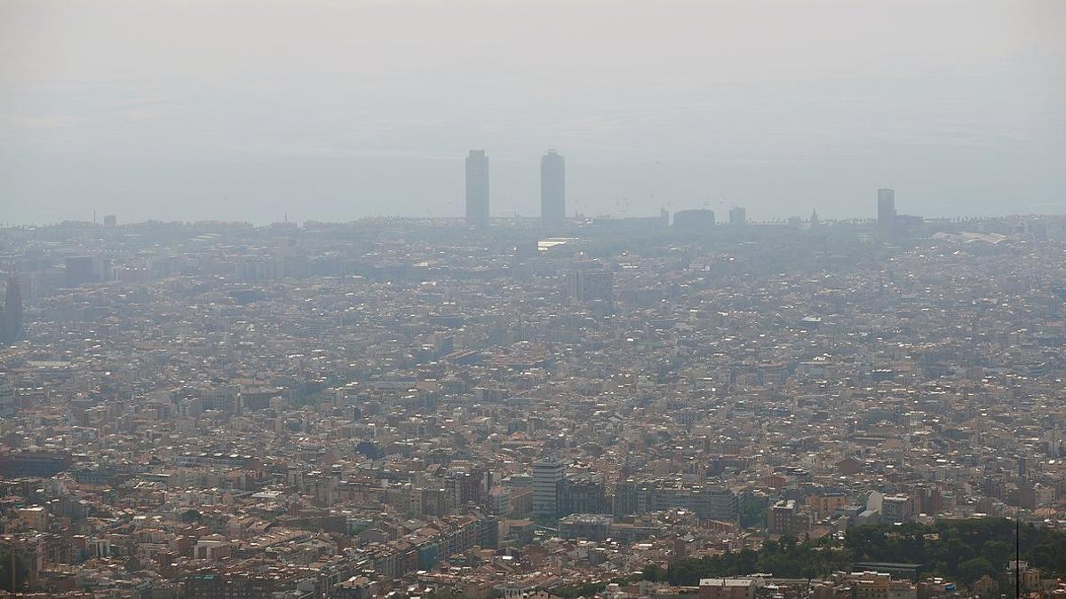 Nube de contaminación sobre la ciudad de Barcelona, 25 julio 2019