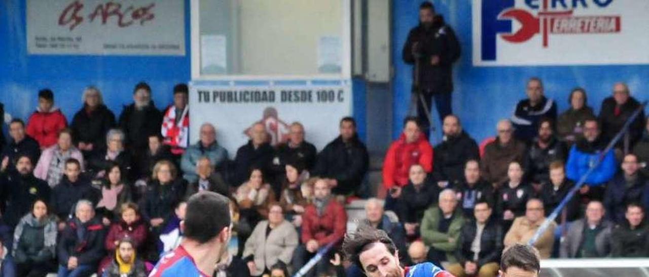 Javi Otero conduce el balón en el partido que enfrentó al Arosa con el Barco en Vilaxoán. // I. Abella