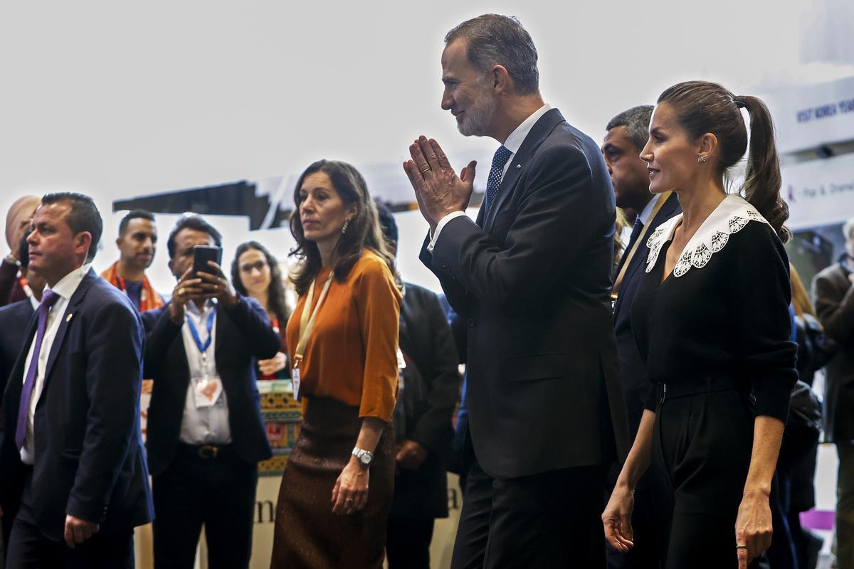 MADRID, 18/01/2023.- El rey Felipe saluda en su visita al stand de la India, junto a la reina Letizia, entre otros, durante su recorrido tras la inauguración de la feria internacional de turismo Fitur, que arranca su 43 edición con 8.500 empresas participantes, 131 países (entre ellos Ucrania) y 755 expositores, y confía en que este año marque el de la plena recuperación del sector tras la pandemia. EFE/ Mariscal