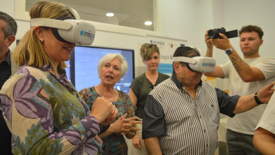 La consejera Conchita Ruiz, junto a usuarios del centro para personas con Alzheimer de Alcantarilla.