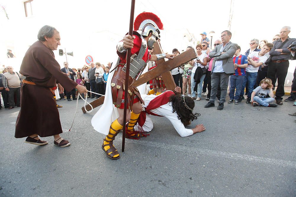 Centenares de personas asisten en el Puig de Missa a la recreación de la muerte de Jesucristo.