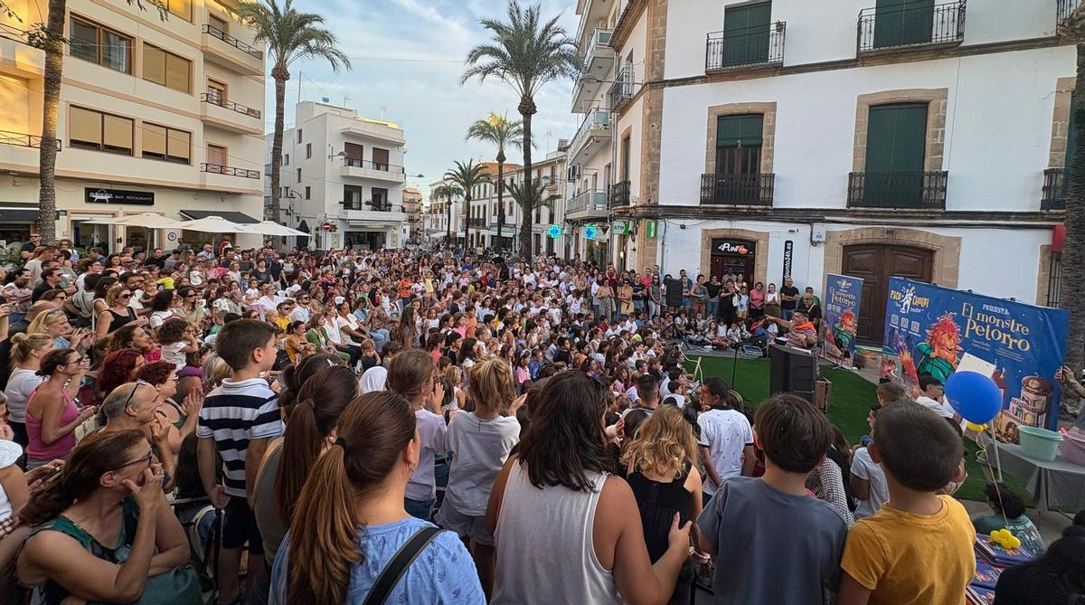 Representación de "El monstre Petorro" el pasado año en Xàbia