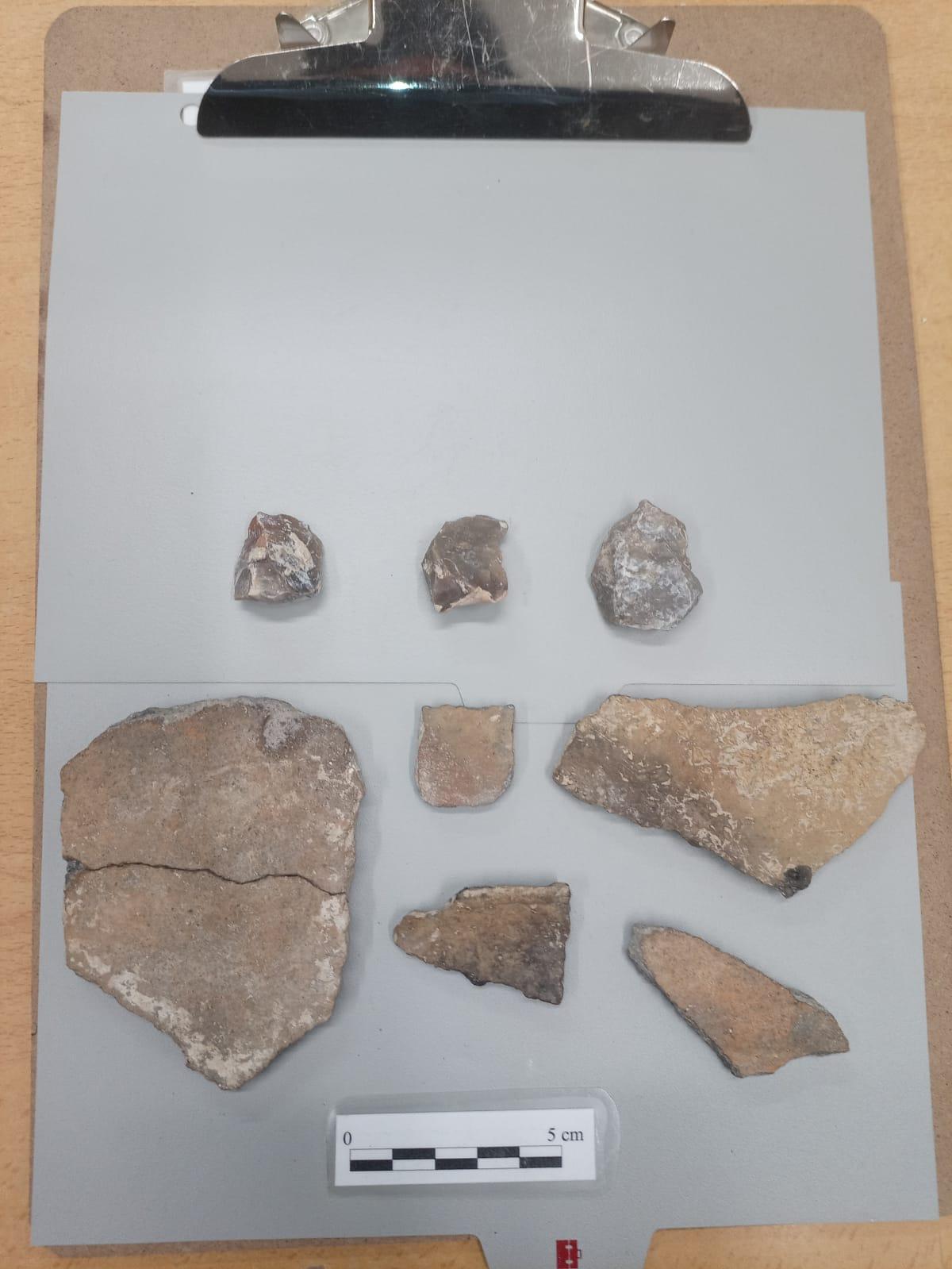 Algunas de las piezas descubiertas en las excavaciones en la iglesia de Monforte del Cid.