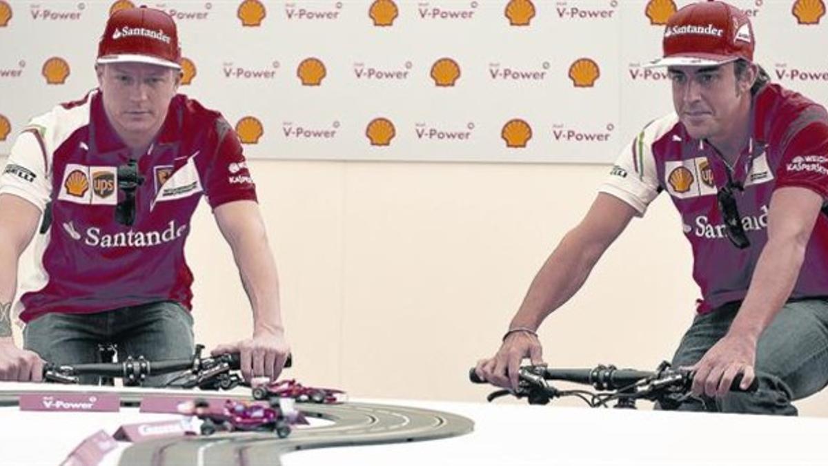 Relax 8 Raikkonen y Alonso juegan ayer con un scalextric cuya energía surge de sus bicicletas estáticas.